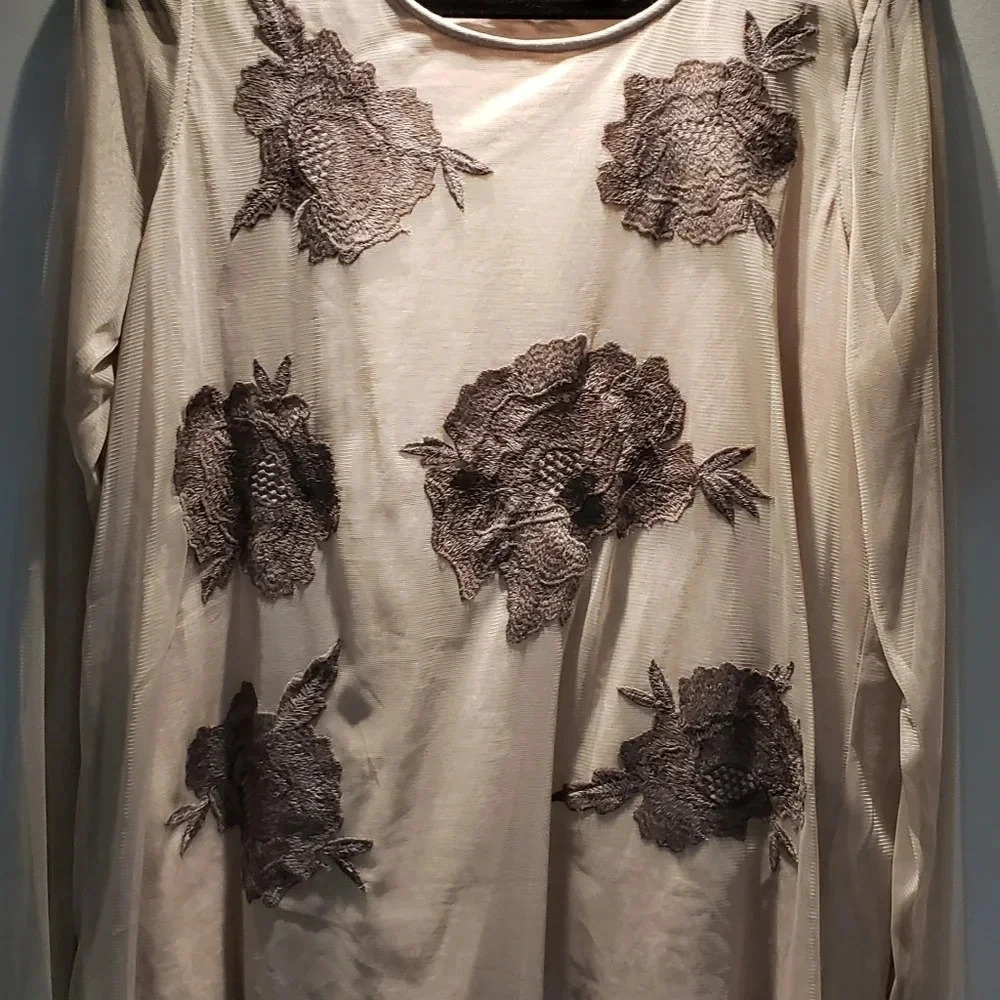 (1)Logo Lavish Tan Floral Embroidered Mesh,Knit Flowy top US L